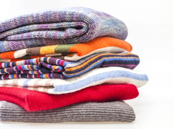 Stapel van wollen truien van verschillende kleuren en texturen — Stockfoto