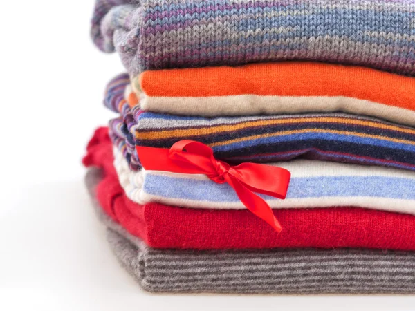 Hromadu vlněné svetry nejrůznějších barev a textur — Stock fotografie