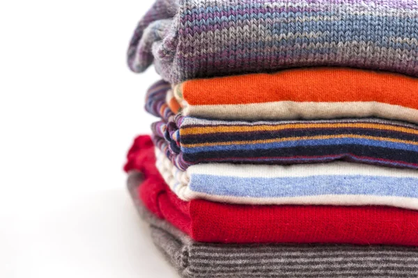 Pilha de jumpers de lã de várias cores e texturas — Fotografia de Stock
