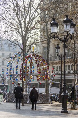 24 Mart 2011 tarihinde, Paris, Fransa. Metro istasyonları Comedie Française giriş tasarımı. Erken bahar sabahı, pus.
