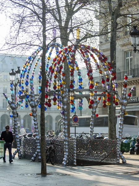 Paris, France, on March 24, 2011. Design of an entrance to the subway, Comedie Francaise stations. Early spring morning, haze. — Stock Photo, Image