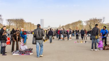 27 Mart 2011 tarihinde, Paris, Fransa. Eyfel Kulesi dibinde Hediyelik eşya ticaret tempolu