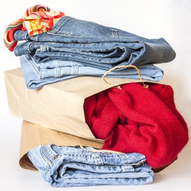 Alışveriş: Yün, ipek bir jumper ve kağıt paketleri çeşitli tonlarında kot