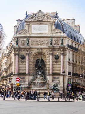 25 Mart 2011 tarihinde, Paris, Fransa. Çeşme Seong Michel (mimar Gabriel David, 1855)) Seong Michel Meydanı Latin Quarter