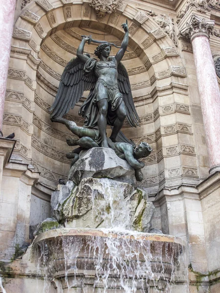 Parigi, Francia, il 25 marzo 2011. La fontana Seong Michel (l'architetto Gabriel David, 1855) in piazza Seong Michel nel quartiere latino — Foto Stock