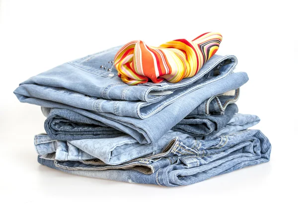 Jeans van indigo kleur op een Toon-venster van winkel — Stockfoto