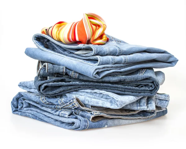 Jeans de couleur indigo sur une vitrine de magasin — Photo