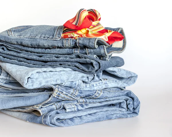 Jeans di colore indaco su una vetrina di negozio — Foto Stock