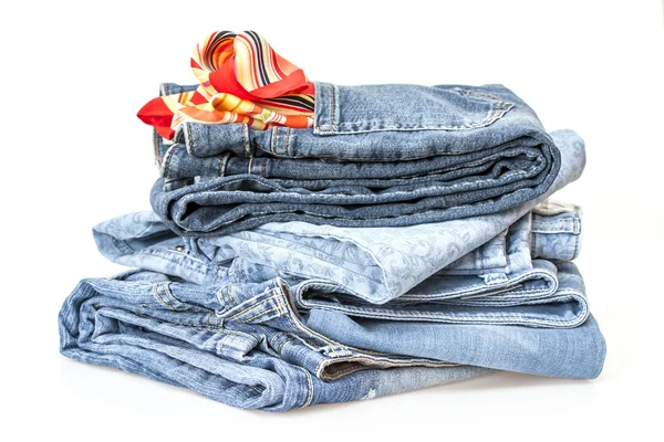 Jeans van indigo kleur op een Toon-venster van winkel — Stockfoto