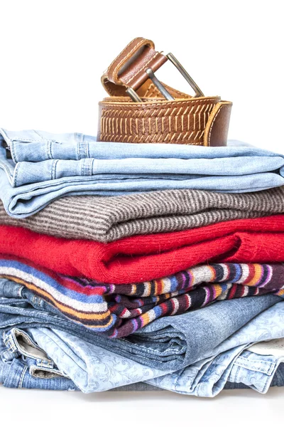 Un maglioni di lana e jeans di varie ombre — Foto Stock