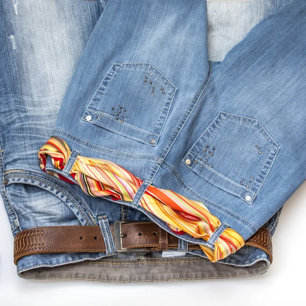 Jeans van indigo kleur op een Toon-venster van winkel — Stockfoto