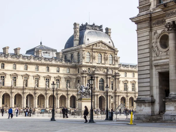 Paříž, Francie, 25 března 2011. Architektonické detaily o budovu Louvre — Stock fotografie