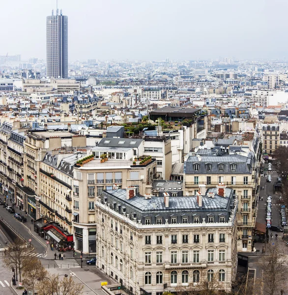 París, Francia, el 25 de marzo de 2011. Una vista de la ciudad desde una plataforma de levantamiento del arco triunfal —  Fotos de Stock