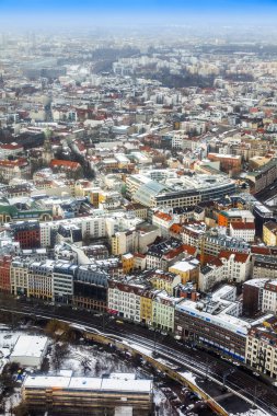 Berlin, Almanya, 20 Şubat 2013 tarihinde. Kışın bir televizyon kulesi bir anket platformu üzerinden kenti