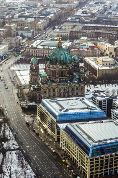 Berlin, Německo, na 20 únoru 2013. Pohled na město z průzkumu platformě televizní věž v zimě — Stock fotografie