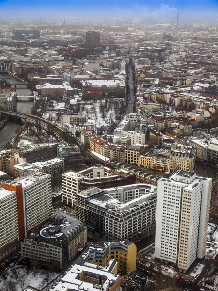 Berlin, Německo, na 20 únoru 2013. Pohled na město z průzkumu platformě televizní věž v zimě — Stock fotografie