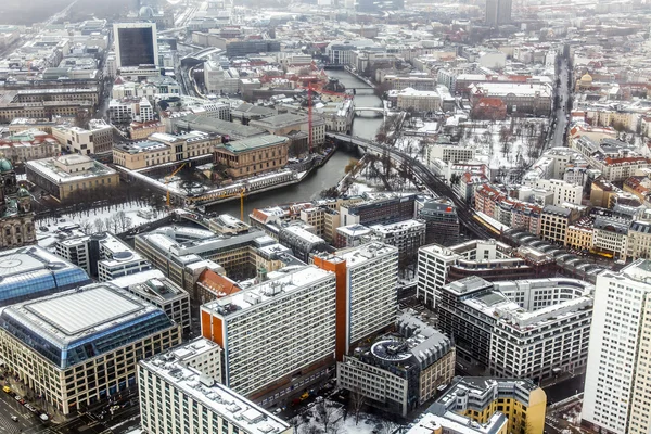 Berlin, Tyskland, den 20 februari, 2013. Utsikt över staden från en undersökning plattform för en TV-tornet på vintern — Stockfoto