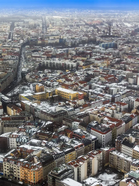 Berlijn, Duitsland, op 20 februari 2013. Stadslandschap. Bird 's eye view in de winter bewolkte middag — Stockfoto