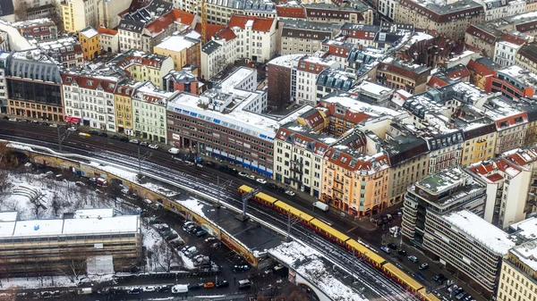 Berlin, Allemagne, le 20 février 2013. Paysage urbain. Une vue sur les maisons et la ligne un métro de la hauteur du vol de l'oiseau dans l'après-midi nuageux d'hiver — Photo