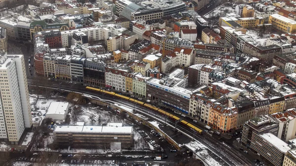 Berlino, Germania, il 20 febbraio 2013. Paesaggio urbano. Una vista di case e la linea una metropolitana da altezza di volo di uccello nel pomeriggio nuvoloso invernale — Foto Stock