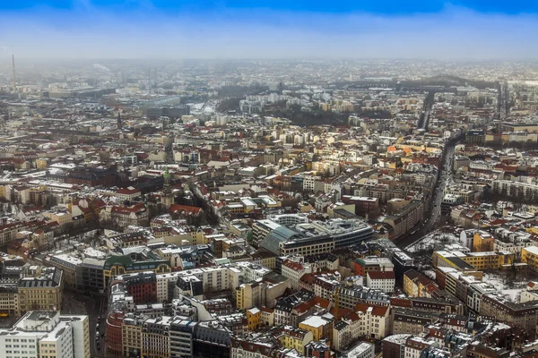 Berlino, Germania, il 20 febbraio 2013. Paesaggio urbano. Vista a volo d'uccello nel pomeriggio nuvoloso invernale — Foto Stock