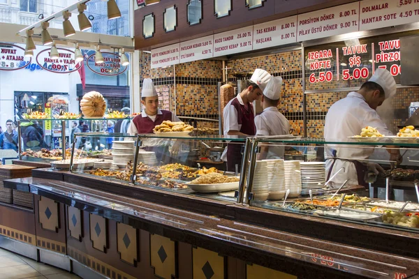 Istanbul, Turecko. Duben 28, 2011. Show-window café pojmu podlaha na centrální městské ulice Istiklyal — Stock fotografie