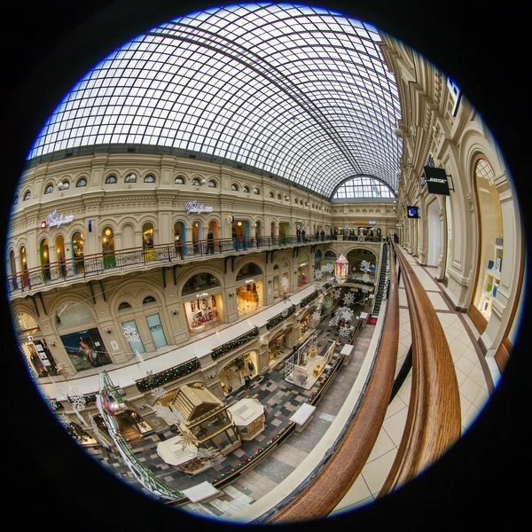 Moscou, Rússia, em 20 de janeiro de 2014. Vista circular completa do fisheye do assoalho de comércio da loja da GUM. A GUM é a visão histórica de Moscou e o centro reconhecido de compras — Fotografia de Stock