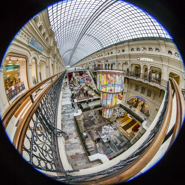 Moskva, Rusko, na 20 ledna 2014. Úplné kruhové fisheye pohled na obchodní mísnosti guma obchod. Guma je historický pohled na Moskvu a uznávaným centrem nakupování — Stock fotografie