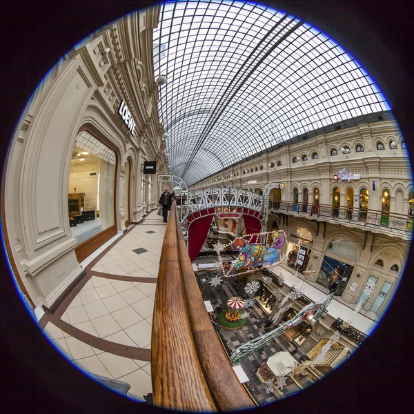 Moscú, Rusia, 20 de enero de 2014. Vista circular completa de ojo de pez de la planta comercial de la tienda GUM. El GUM es la vista histórica de Moscú y el centro comercial reconocido — Foto de Stock