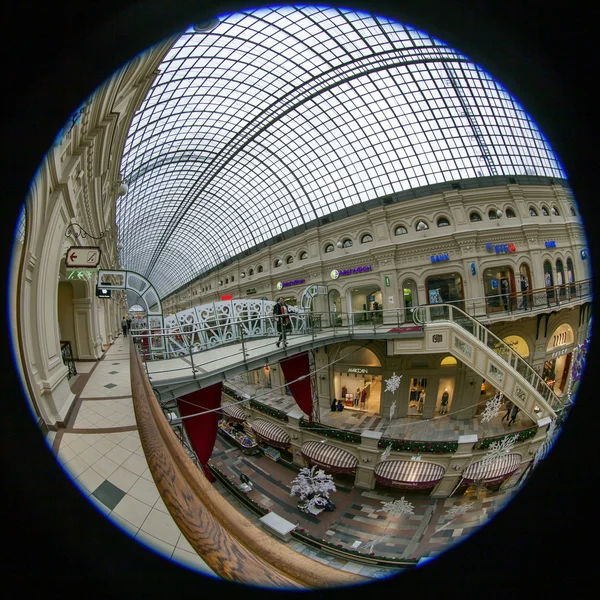 Moscou, Rússia, em 20 de janeiro de 2014. Vista circular completa do fisheye do assoalho de comércio da loja da GUM. A GUM é a visão histórica de Moscou e o centro reconhecido de compras — Fotografia de Stock