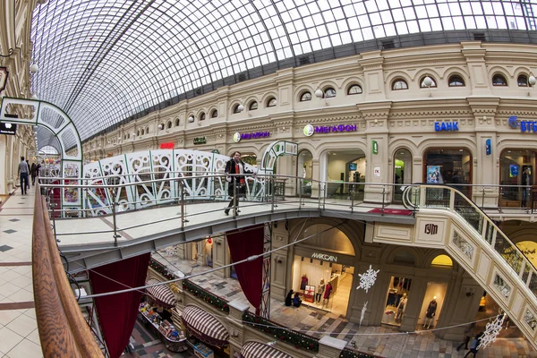 Moscou, Rússia, em 20 de janeiro de 2014. Loja de goma piso de comércio de pela vista fisheye. A GUM é a visão histórica de Moscou e o centro reconhecido de compras — Fotografia de Stock