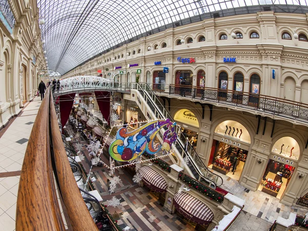 Moscow, Russia, on January 20, 2014. GUM shop trading floor of by fisheye view. The GUM is historical sight of Moscow and the recognized center of shopping — Stock Photo, Image