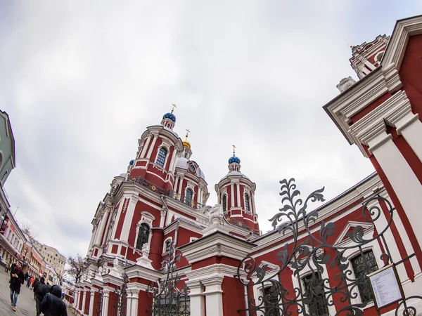 Moscou, Rússia, em 20 de janeiro de 2014. O templo do hieromartyr Kliment do Papa em Moscou, um monumento da arquitetura russa do século XVIII de pela visão de fisheye — Fotografia de Stock