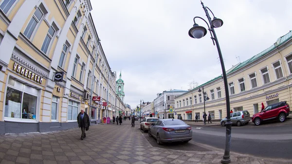 Moskwa, Rosja, 20 stycznia 2014. Pyatnitskaya Street z rybie oko widok. Pyatnitskaya Street jest widok historycznego centrum Moskwy i jednej z ulic handlowych — Zdjęcie stockowe