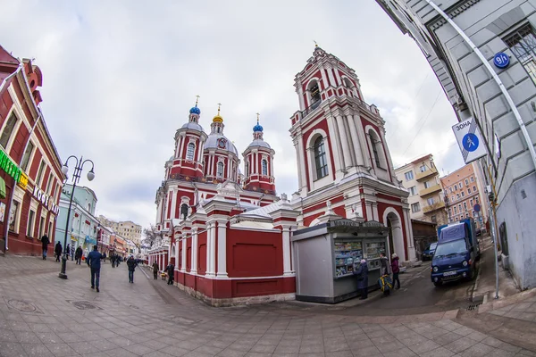Mosca, Russia, il 20 gennaio 2014. Il tempio del hieromartyr Kliment del Papa in Mosca, un monumento dell'architettura russa del XVIII secolo di da vista fisheye . — Foto Stock