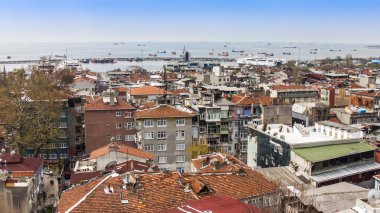 İstanbul, Türkiye. 28 Nisan 2011. Şehir manzarası. Boğazın kıyısında evler var.
