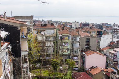 İstanbul, Türkiye. 28 Nisan 2011. Şehir manzarası. Boğazın kıyısında evler var.