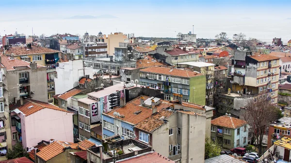 Istanbul, Turecko. 28. dubna2011. Městská krajina. domy na břehu Bosphorského průlivu — Stock fotografie