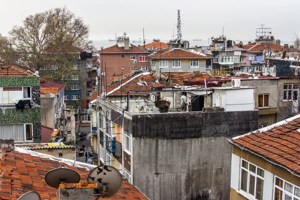 İstanbul, Türkiye. 28 Nisan 2011. Şehir manzarası. Boğazın kıyısında evler var. — Stok fotoğraf