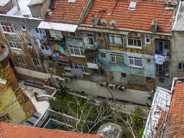 Istanbul, Turkey. April 28, 2011. City landscape. houses on the bank of the Bosphorus Strait — Stock Photo, Image