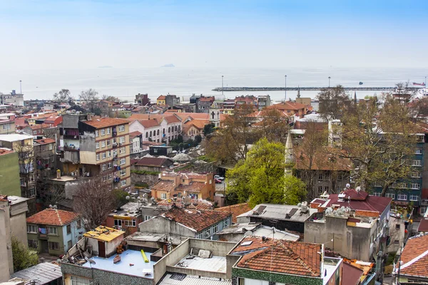 Istanbul, Turkey. April 28, 2011. City landscape. houses on the bank of the Bosphorus Strait — Stock Photo, Image