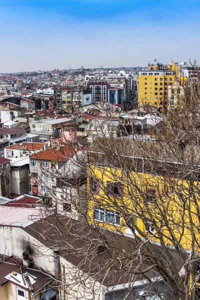 トルコのイスタンブール。2011年4月28日。街の風景。ボスポラス海峡の岸に家 — ストック写真