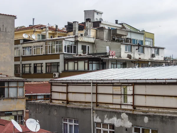 İstanbul, Türkiye. 28 Nisan 2011. Şehir manzarası. Boğazın kıyısında evler var. — Stok fotoğraf