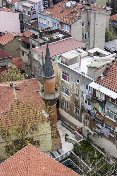 Istanbul, Türkei. 28. April 2011. Blick von einem hohen Punkt auf Häuser am Ufer der Bosporus-Straße — Stockfoto