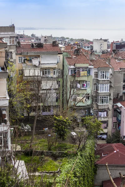 Istanbul, Türkiye. 28 Nisan 2011. Bir yüksek noktadan boğaz kıyısında evlerin bir görünüm — Stok fotoğraf