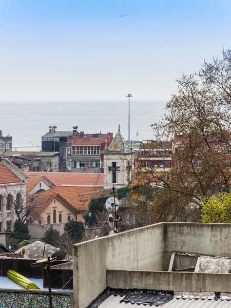 Istanbul, Turquie. 28 avril 2011. Une vue des maisons sur la rive du détroit du Bosphore d'un point élevé — Photo