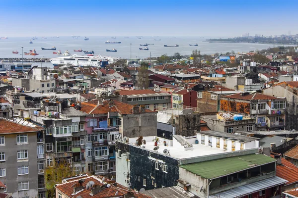 Istanbul, Turquie. 28 avril 2011. Une vue des maisons sur la rive du détroit du Bosphore d'un point élevé — Photo