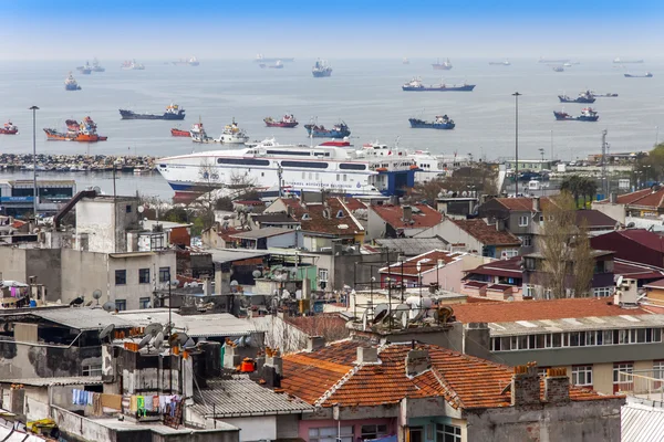 Istambul, Turquia. 28 de Abril de 2011. Uma vista de casas na margem do Estreito do Bósforo a partir de um ponto alto — Fotografia de Stock