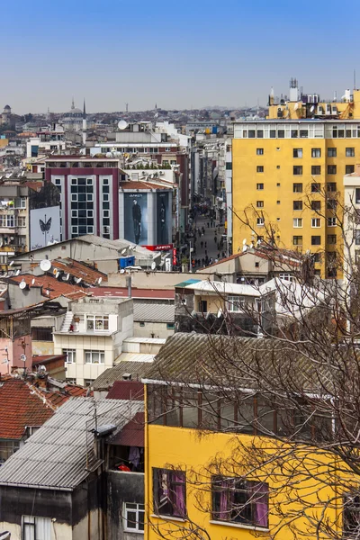 Istanbul, Turecko. Duben 28, 2011. Pohled na domy na břehu úžiny Bospor z nejvyššího bodu — Stock fotografie