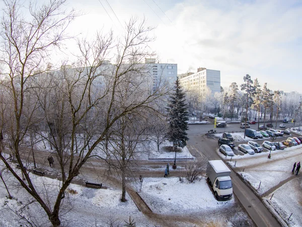 Poesjkino, Rusland, op 22 januari 2014. Een uitzicht uit het raam op de winter stad en de huizen van het bewoonde massief, van fisheye uitzicht — Stockfoto